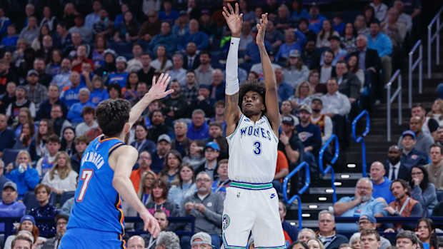 Jaden McDaniels shoots